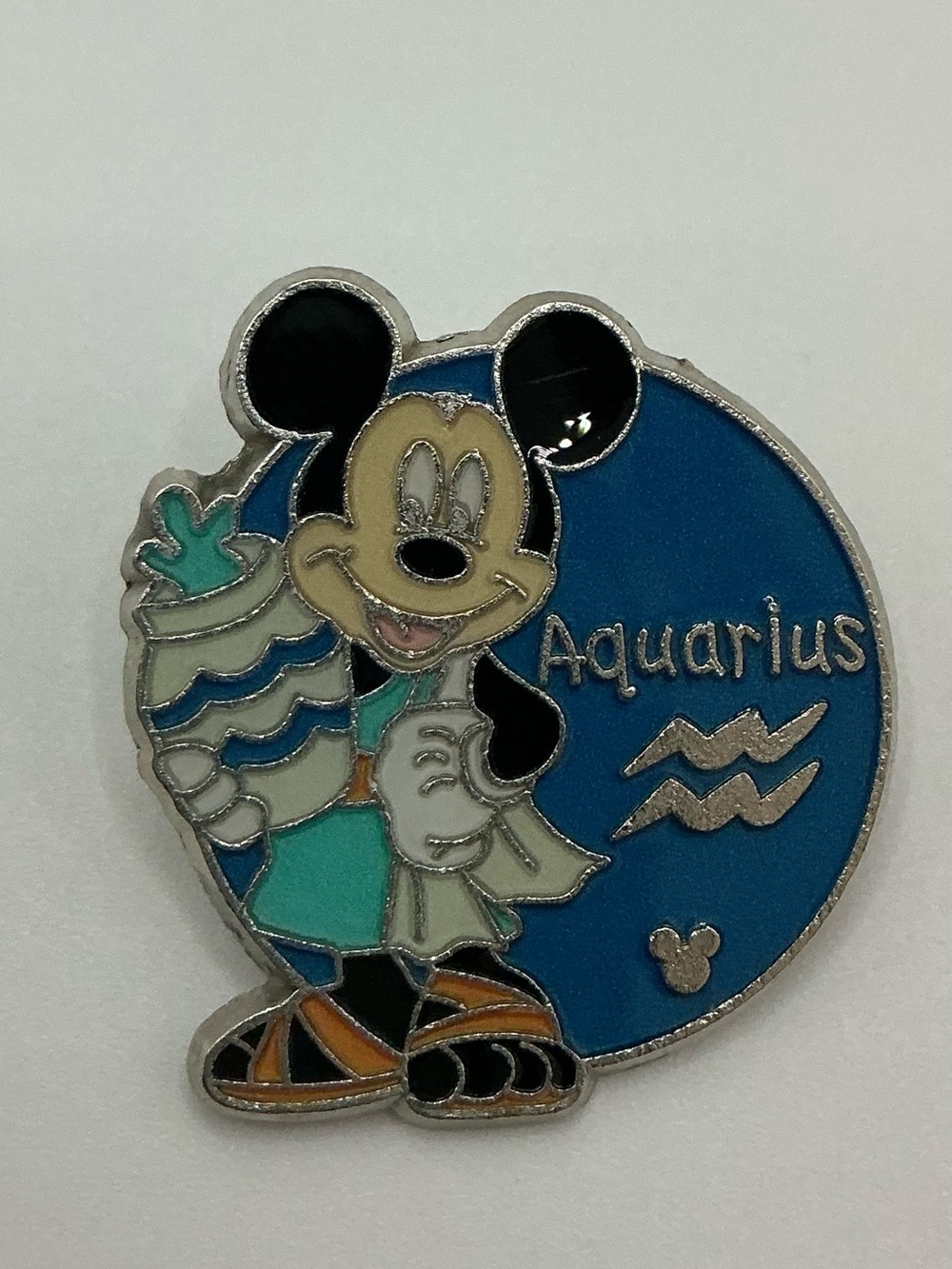 2012 HIDDEN MICKEY SERIES PIN MUCKEY WITH WATER BOTTLE AQUARIUS